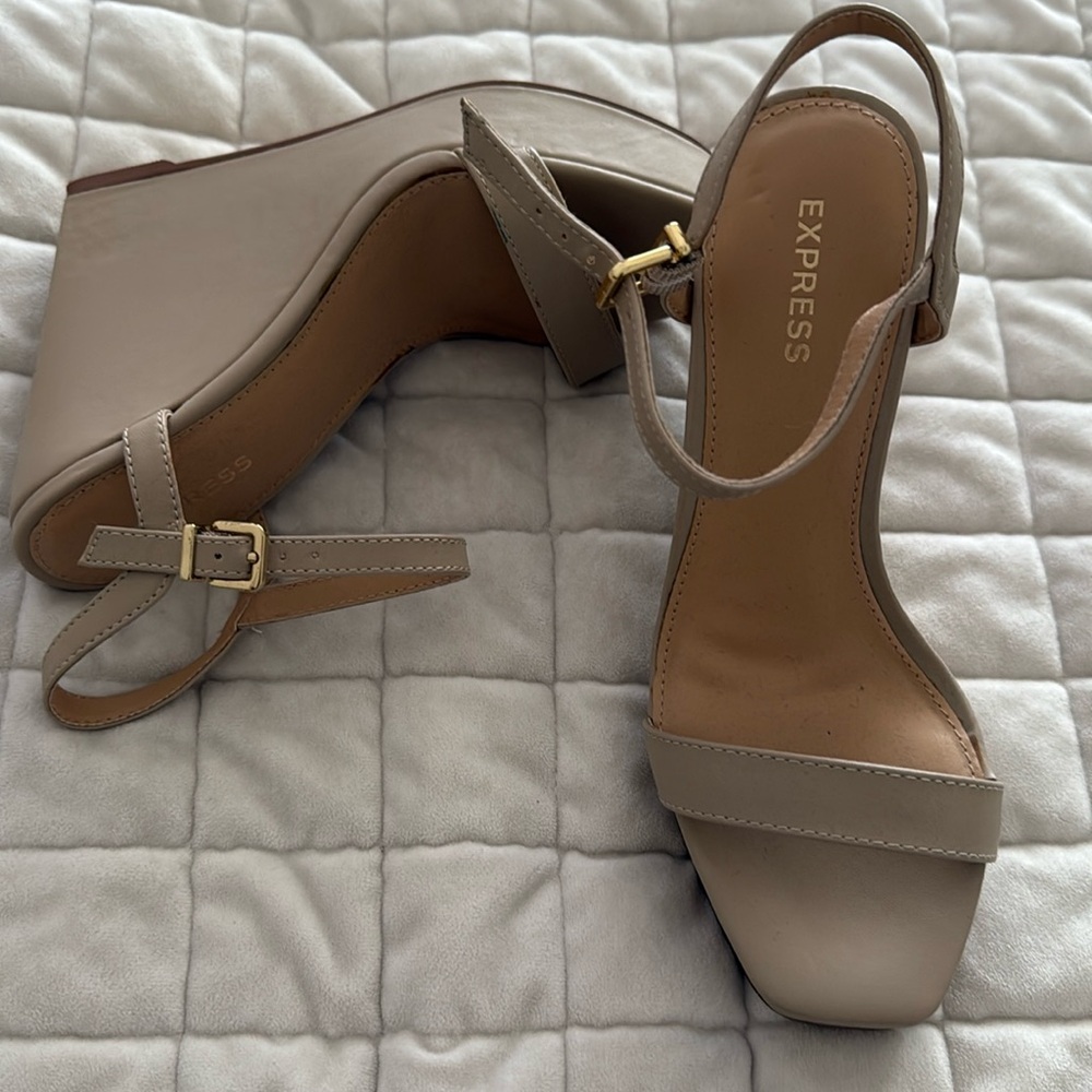 Express wedges, size 6, only worn one to work. Work once.